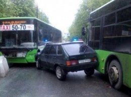 В Харькове "легковушка" врезалась в троллейбус