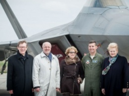 Два истребителя США F-22 Raptor прибыли в Литву