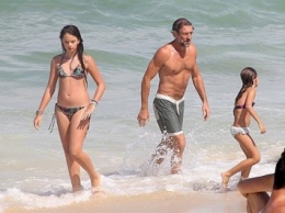Венсан Кассель веселится с дочками на пляже в Бразилии