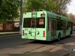 В Мариуполе ни одна из служб не хочет отвечать за сорваный на пр. Лунина, 3 контактный провод (ФОТО)