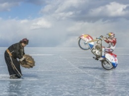 Чемпион мира по ледовому спидвею проверил лед Байкала