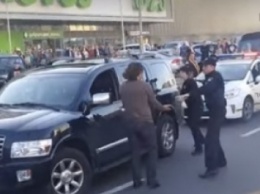 Водитель Infiniti подрался с полицейскими в Киеве (ВИДЕО)