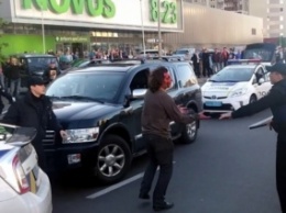 В Киеве водитель Infinity устроил драку с полицейскими (фото, видео)