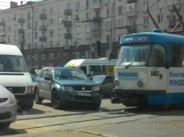 ДТП возле "Озерки": трамвай врезался во внедорожник, образовалась пробка (ФОТО)