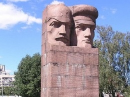 В Киеве активисты сносят памятник чекистам