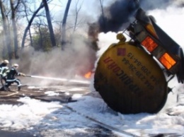 На Черниговщине 5 подразделений пожарников тушили бензовоз (фото)