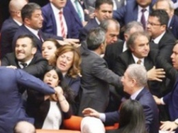 В турецком парламенте подрались депутаты, голосование по "безвизу" отложено