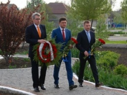 Посол США Джеффри Пайетт в Мариуполе возложил цветы у памятника жертвам кровавого обстрела 2015 года