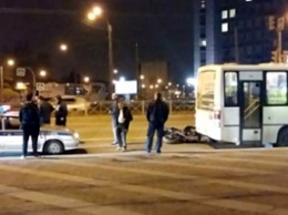 На Заневском проспекте мотоцикл влетел под колеса маршрутки