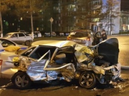 При столкновении Nissan Murano и такси в Кемерово погибли два человека