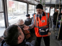 В Запорожье помощник депутата убежал из троллейбуса, чтобы не платить