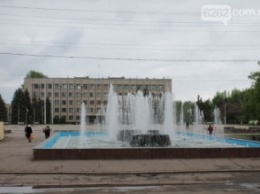 На Соборной площади Славянска включили фонтан