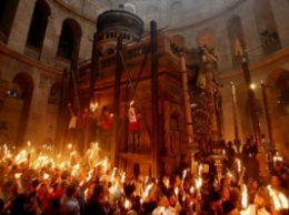 Благодатный огонь чудесным образом сошел в храме Гроба Господня в Иерусалиме