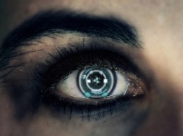 Google раздумывает над тем, как вживить в глаз человека компьютер