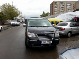 Экстрим-шопинг: в Ужгороде водитель бесцеремонно перегородил дорогу и убежал за покупками (ФОТО)