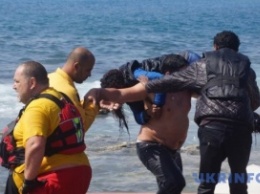 В Средиземное море с ливийского судна смыло около сотни мигрантов