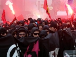 В немецком Гамбурге левые экстремисты забросали полицию пиротехникой и подожгли их авто