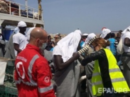 В Средиземном море ливийское судно попало под мощнейший шторм: более 100 пассажиров смыло за борт