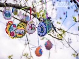 Кременчужане нарядили дерево крашенками в честь праздника Пасхи