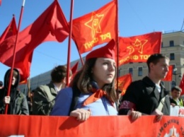 В Петербурге десятки тысяч человек участвуют в первомайской демонстрации