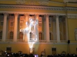 Тысячи петербуржцев наблюдали за световым шоу на площади Островского
