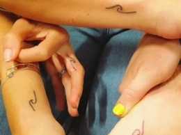 Майли Сайрус и Эльза Патаки сделали идентичные татуировки