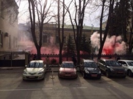 Сторонники "Другой России" забросали файерами посольство Украины в Москве