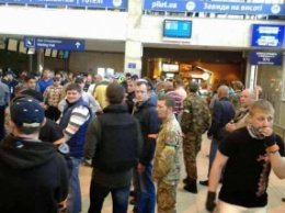 Одесские националисты заблокировали в аэропорту нардепов от Оппоблока