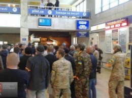 Патриоты устроили Бойко и Новинскому «радушный прием» в аэропорту Одессы