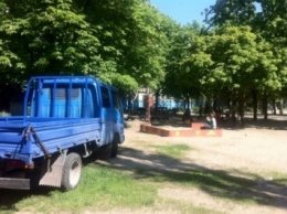 Водитель грузовика, убегая от полицейских, "заскочил" на детскую площадку в Запорожье