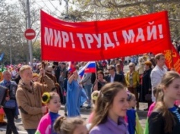 Симферопольский депутат о Первомае без властей: "Их нет, а праздник есть!" (ВИДЕО)