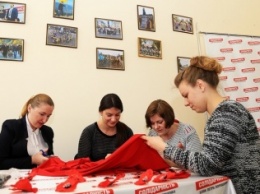 Активисты БПП "Солидарность" подготовили красные маки ко Дню памяти и примирения (политика)