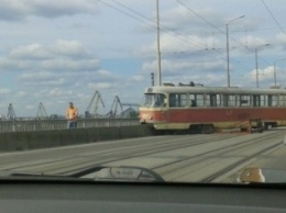 Один трамвай чуть не слетел со Старого моста, другой попал в аварию на Островского (ФОТО)