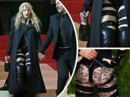 Бал Института костюма-2016: уставшая Мадонна с бутылкой шампанского покидает вечеринку