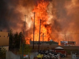 В Канаде десятки тысяч человек эвакуированы из-за лесных пожаров