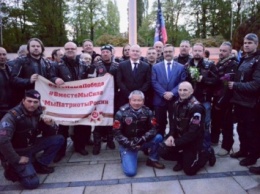 Глава чешского края обнародовал свои фото с "Ночными волками" и флагом "ДНР"