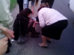 В Мариуполе женщина навеселе выпала из маршрутки (Фотофакт)