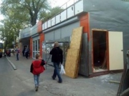 Начался демонтаж торговой точки на остановке в центре Чернигова