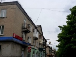 Беспорядочно висящие провода в центре города: стихия или халатность лиц, ответственных за электрификацию Красноармейска (Покровска)?