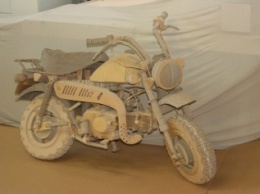 Фотофакт: японец собрал из картона «бэтмобиль» и мотоцикл