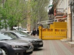 С одной стороны парковка, а с другой ресторан: В центре Одессы нет места пешеходам (ФОТО)