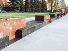 На мемориал Киеву в Москве, который остался без цветов, горожане положили букеты (фото)