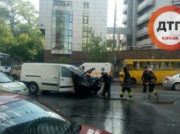 В Киеве на ходу загорелся микроавтобус (фото)