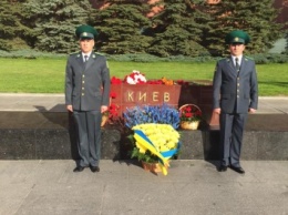 У мемориала Киеву в Москве появились желто-голубые цветы и выставлен почетный караул