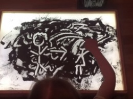 Десятилетняя школьница нарисовала историю войны прахом своего прадедушки