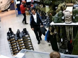 В Днепропетровске два парня украли кроссовки Adidas и стали героями интернета (ВИДЕО)