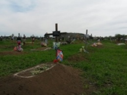 Безымянные могилы и фото с принтера: кладбища Донецка разрастаются огромными темпами (ФОТО)