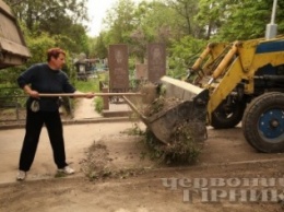 На кладбищах Кривого Рога начали наводить порядок накануне поминальных дней (ФОТО)