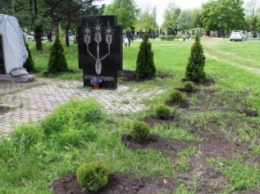 В Красноармейске (Покровске) работы по благоустройству городских кладбищ буквально «кипят»