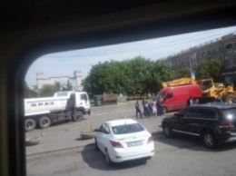 Коммунальщики снесли остатки Петровского на проспекте (ФОТО)
